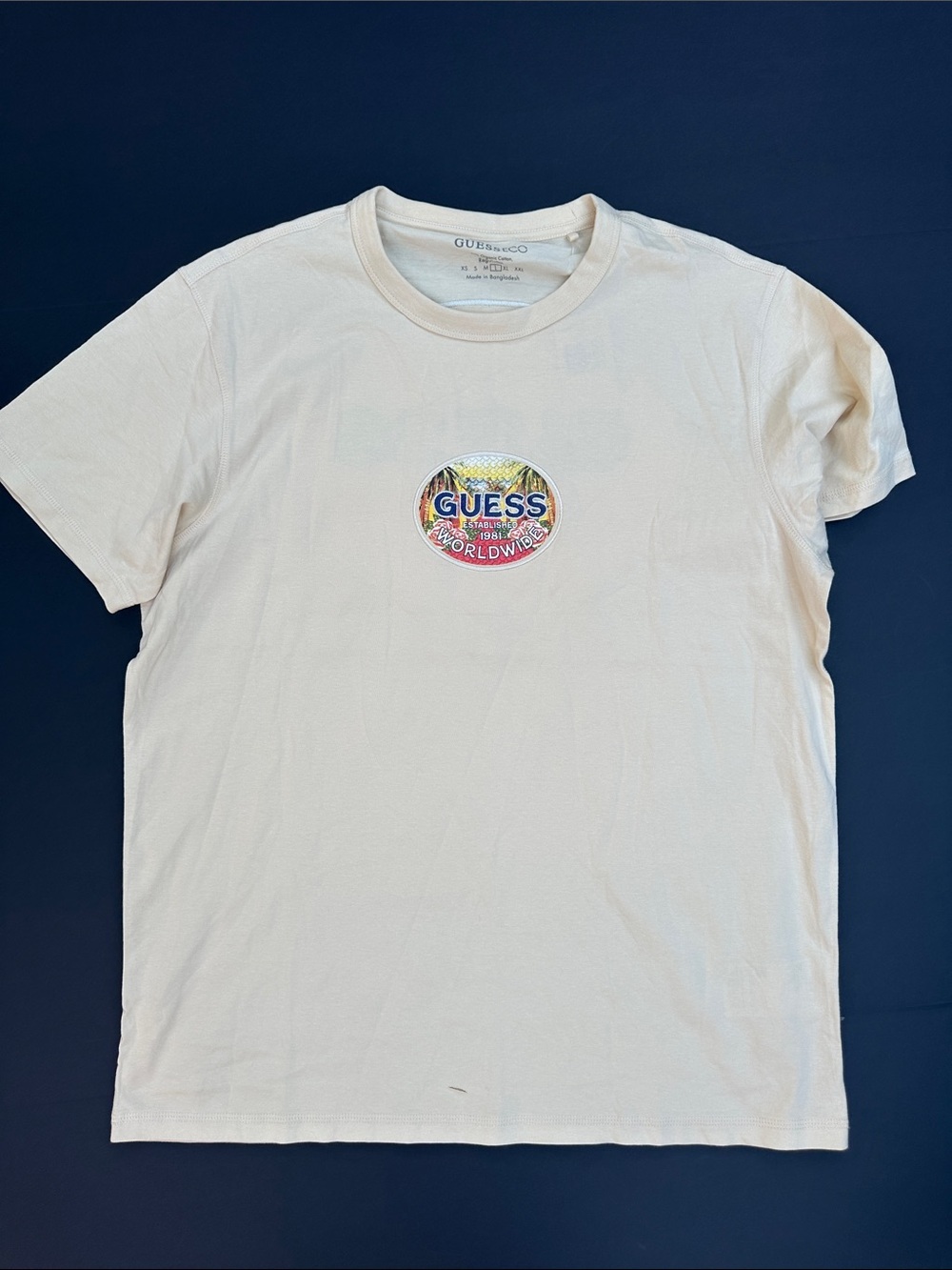 New GUESS Cream Short-Sleeve Tee with Tropical Back Patch SZ L - Picture 6 of 12